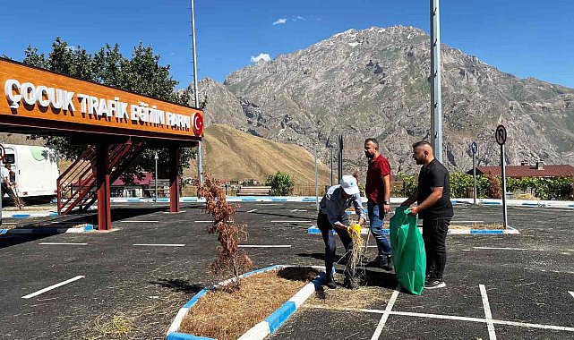 Hakkari'deki parklarda temizlik çalışması sürüyor