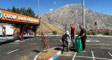 Hakkari'deki parklarda temizlik çalışması sürüyor