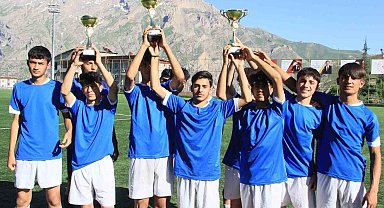 Hakkarili futbolcular destek bekliyor