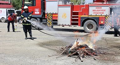Iğdır Belediyesi İtfaiye Müdürlüğü ekipleri canlı kurtarma ve yangın tatbikatı gerçekleştirdi