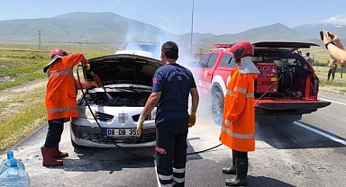 Iğdır-Doğubayazıt yolu üzerinde araçta çıkan yangın itfaiye ekipleri tarafından kontrol altına alındı