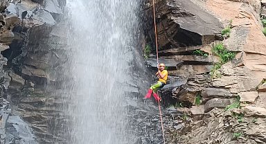 Iğdır'da bir ilke imza atan dağcılar şelaleden iniş yaptılar