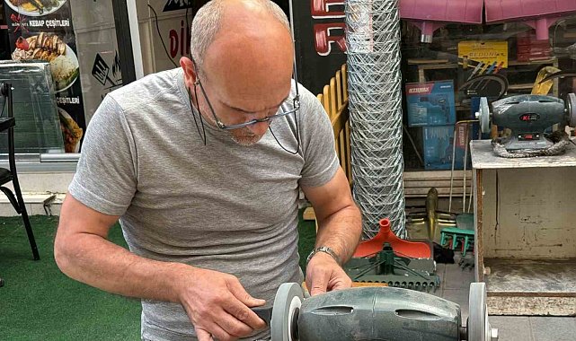 Iğdır'da Kurban Bayramı öncesi bıçak bileyiciler işbaşında