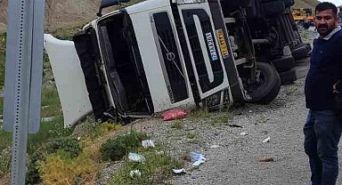 İran plakalı tır devrildi: 1 yaralı