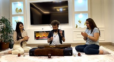 İran'dan gelen misafirler için santur çaldı