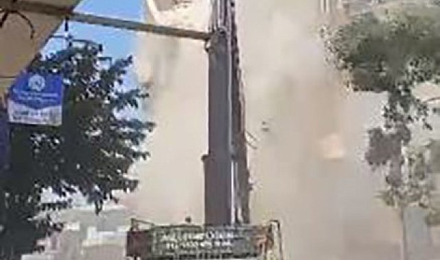 İş makinesinin tek dokunuşu binanın yıkılmasına yetti