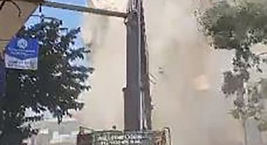 İş makinesinin tek dokunuşu binanın yıkılmasına yetti