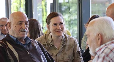 Jandarma ekipleri, huzurevi sakinleriyle bir araya geldi