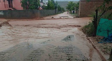 Kağızman'ı sel vurdu, çok sayıda ev ve ahır yıkıldı