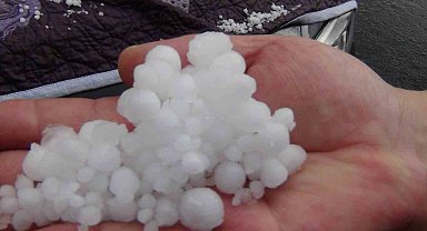 Kars'ı dolu vurdu, cadde ve sokaklar göle döndü