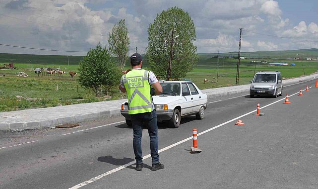 Kars'ta güvenlik ve trafik uygulamaları sürüyor