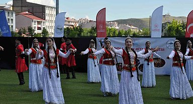 Kars'ta halk oyunları rüzgarı esti