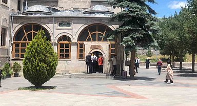 Kars'ta Harakani Türbesi'ne ziyaretçi akını