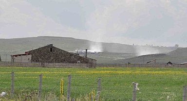 Kars'ta Karadağ çöplüğü yanıyor