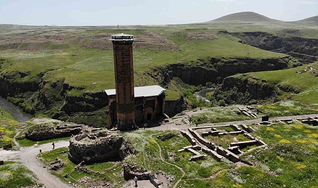 Kars'ta toprak altındaki tarih gün yüzüne çıkarılıyor