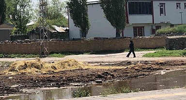 Kars'ta yol kenarına dökülen gübreler insan sağlığını olumsuz etkiliyor