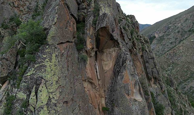 Kaya yüzeyindeki Atatürk silüeti görenleri şaşırtıyor