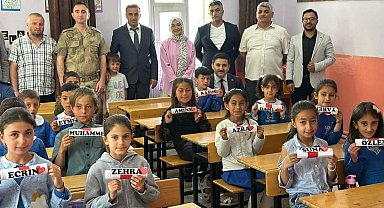 Kaymakam Bulut öğrencilere karnelerini dağıttı