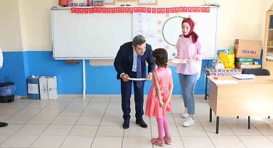 Kaymakam Özçelik, öğrencilerin karne heyecanına ortak oldu