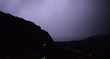 Kemaliye'de gökyüzünü şimşekler aydınlattı