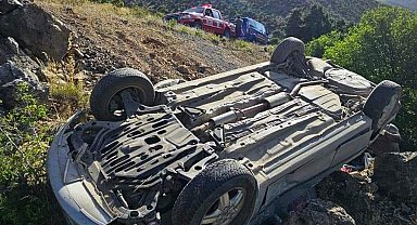 Kemaliye'de otomobil şarampole uçtu