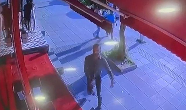 Kentin en işlek caddesinde cam kırıp telefon aldı, elindeki bıçakla tehditler savurdu