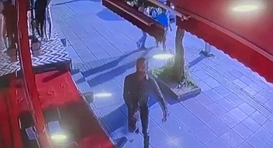 Kentin en işlek caddesinde cam kırıp telefon aldı, elindeki bıçakla tehditler savurdu