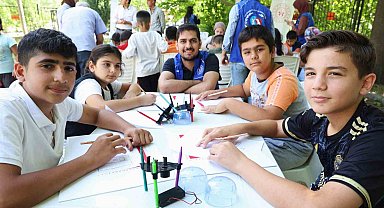 Kırsaldaki öğrenciler teleskopla güneşi gözlemledi, motor pervaneli maket uçak üretti