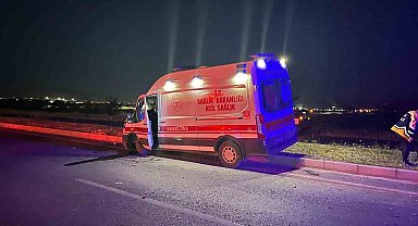 Kontrolden çıkan ambulans refüje çıktı: 4 yaralı