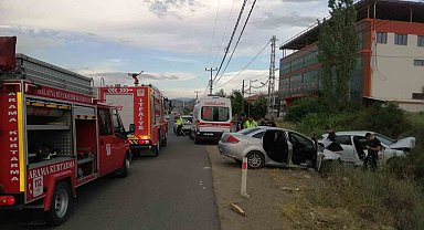 Kontrolden çıkan otomobil karşı şeride geçti: 1 ölü, 4 yaralı