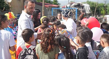 Köy çocukları müzik eşliğinde geleneksel oyunlar oynadı