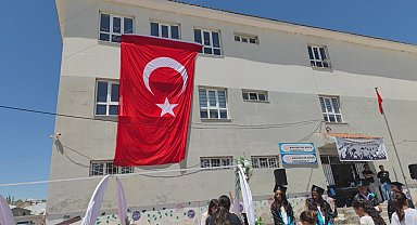 Köy okulunda mezuniyet töreni