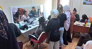 Kursiyerler yaptıkları saç bakımıyla öğrencileri sevindirdi