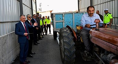 Malatya'da, traktör sürücülerine reflektör dağıtıldı