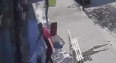 Merdivenden inmeden yer değiştirmek istedi, sırtüstü yere çakıldı