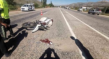 Motosiklet ile kamyonet çarpıştı: 1 yaralı