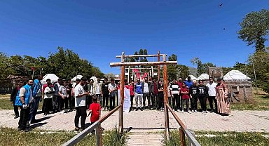 Muradiyeli gençler Van Gölü kıyısında çöp topladı