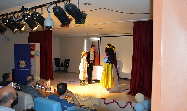 Muradiyeli öğrencilerden İngilizce tiyatro gösterisi