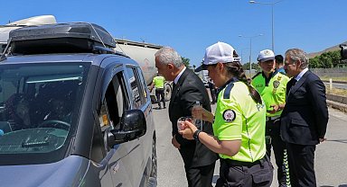 Muş Valisi Çakır, trafik uygulama noktalarında görev yapan ekipleri ziyaret etti