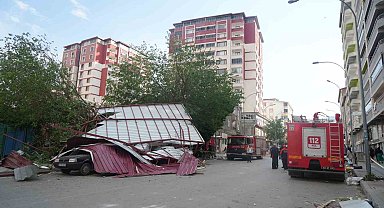 Muş'ta fırtına çatıları uçurdu