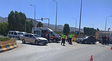 Muş'ta otomobiller çarpıştı: 3 yaralı