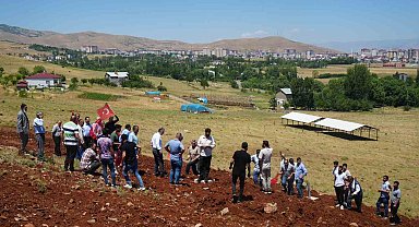 Muş'ta rüzgar enerji santrali inşaatı protesto edildi