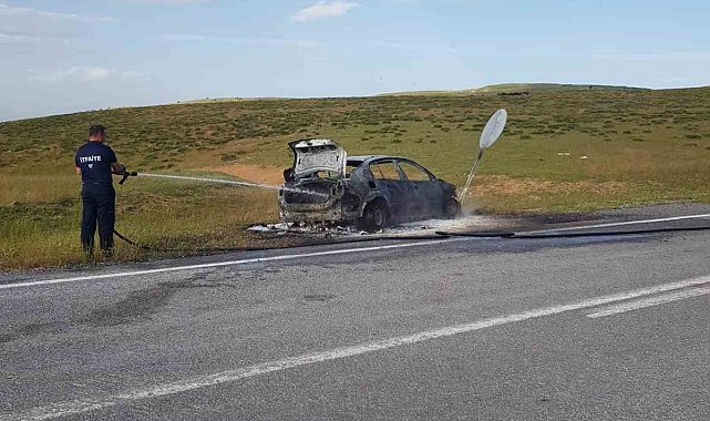 Muş'ta seyir halindeki araç yanarak kullanılamaz hale geldi