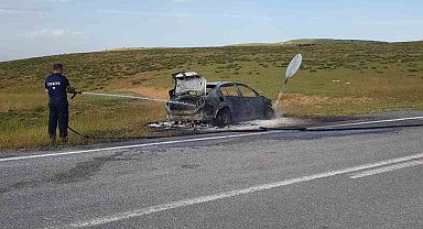 Muş'ta seyir halindeki araç yanarak kullanılamaz hale geldi