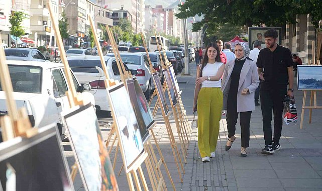 Muşlular keman eşliğinde fotoğraf sergisi ve kitap standını gezdi