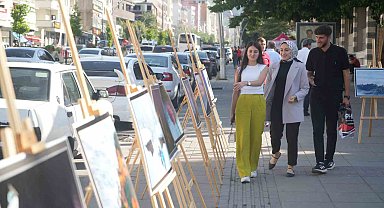 Muşlular keman eşliğinde fotoğraf sergisi ve kitap standını gezdi