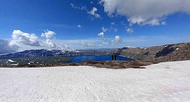 Nemrut Kalderası'nın bir yanı kar bir yanı bahar