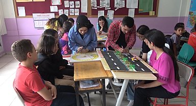 Öğretmen adayları, tasarladıkları ahşap materyallerle matematiği eğlenceli hale getirecek