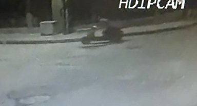 Önce etrafı kolaçan ettiler, ardından park halindeki motosikleti çaldılar