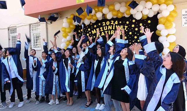 Ortaokul öğrencilerinin mezuniyet sevinci